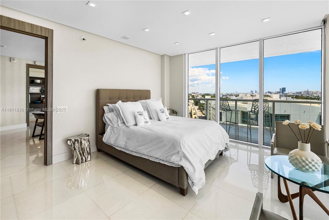 Recently Sold: $5,800,000 (4 beds, 4 baths, 3185 Square Feet)