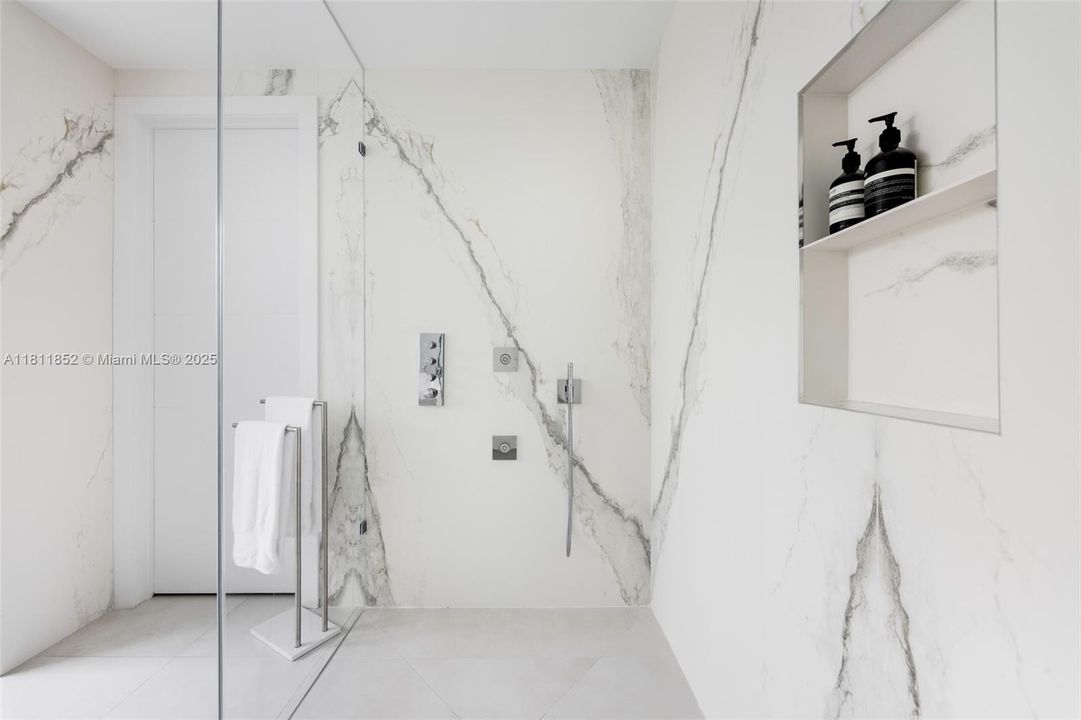 En Venta: $6,500,000 (5 camas, 5 baños, 4062 Pies cuadrados)