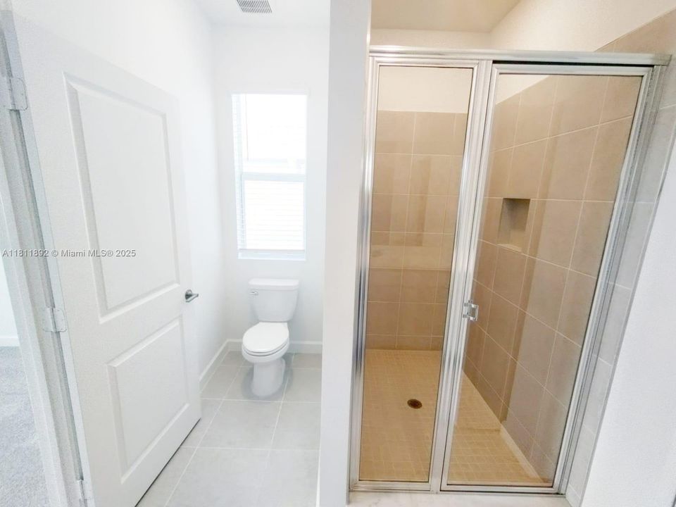 Recently Rented: $2,400 (3 beds, 2 baths, 1821 Square Feet)