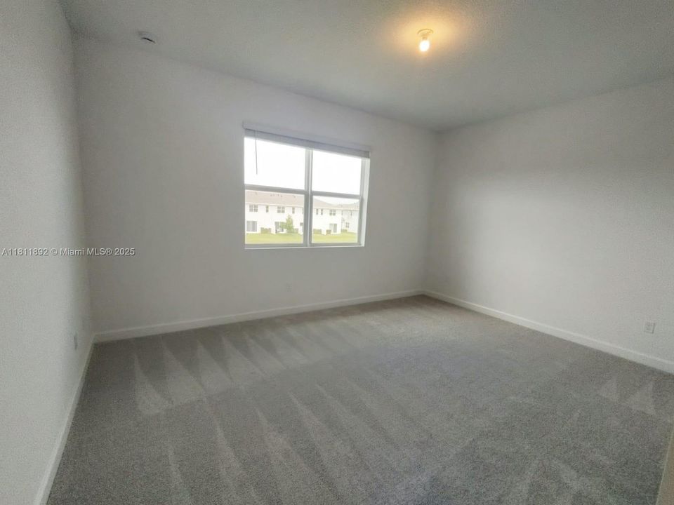 Recently Rented: $2,400 (3 beds, 2 baths, 1821 Square Feet)