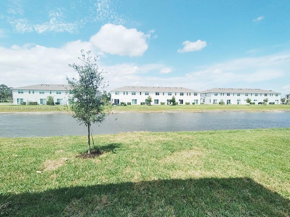 Recently Rented: $2,400 (3 beds, 2 baths, 1821 Square Feet)