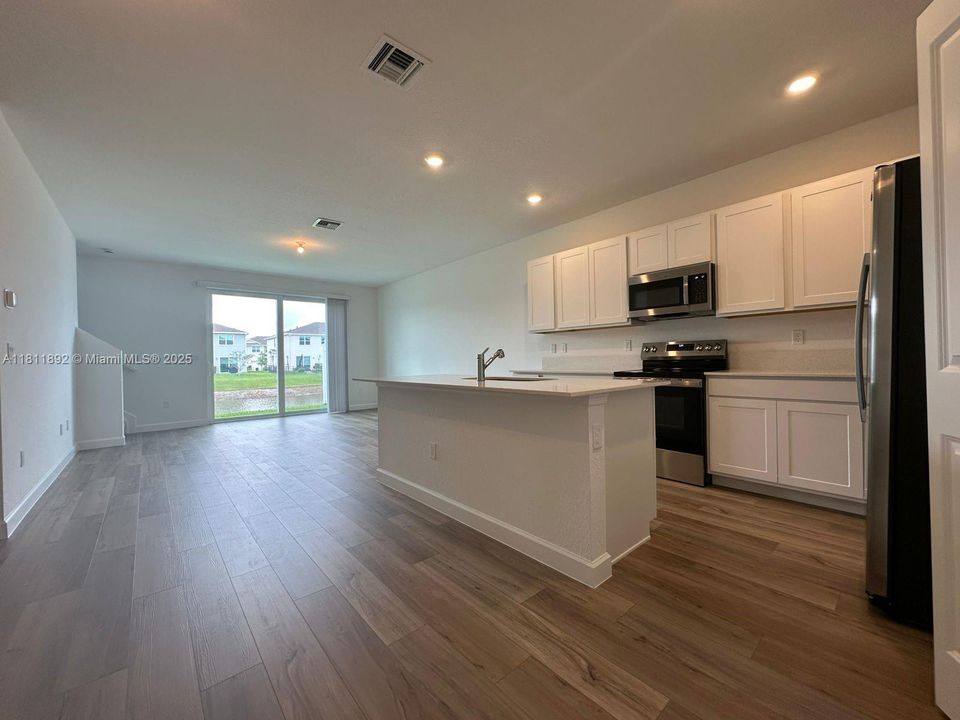 Recently Rented: $2,400 (3 beds, 2 baths, 1821 Square Feet)