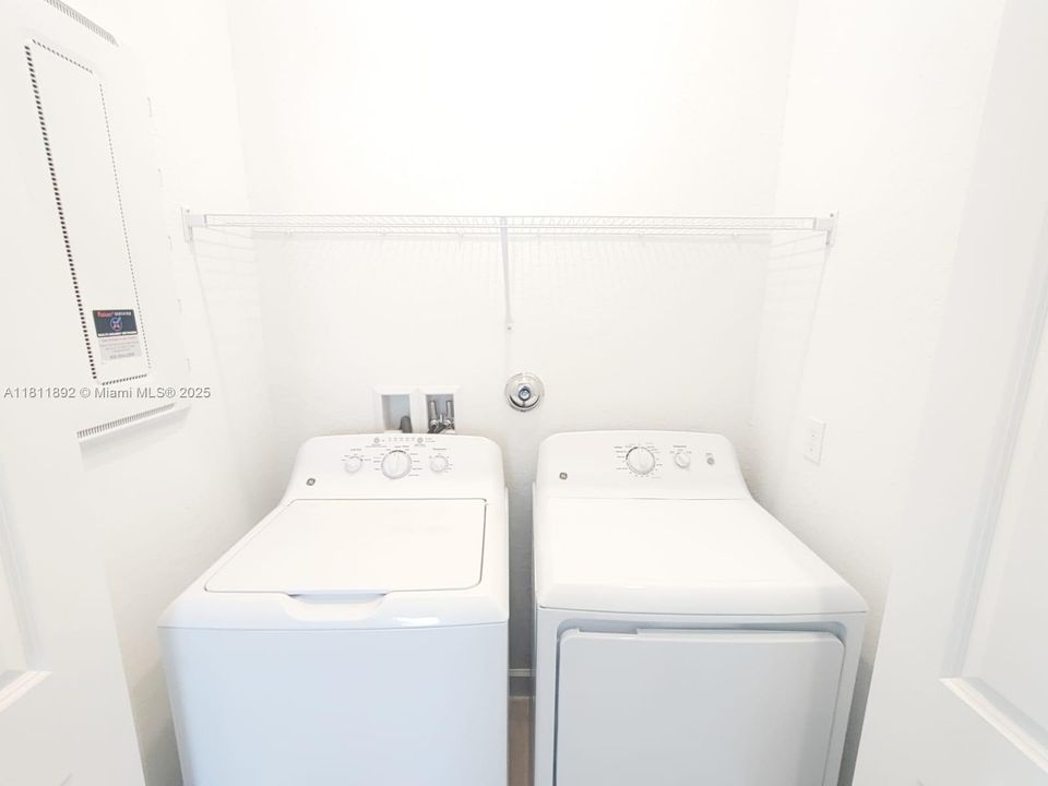 Recently Rented: $2,400 (3 beds, 2 baths, 1821 Square Feet)