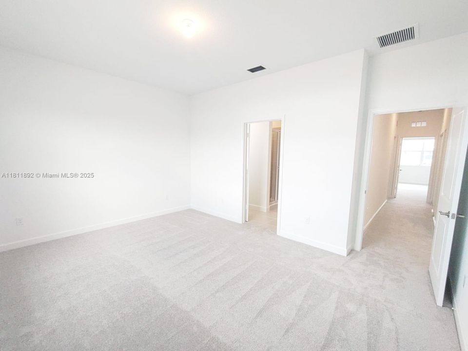 Recently Rented: $2,400 (3 beds, 2 baths, 1821 Square Feet)