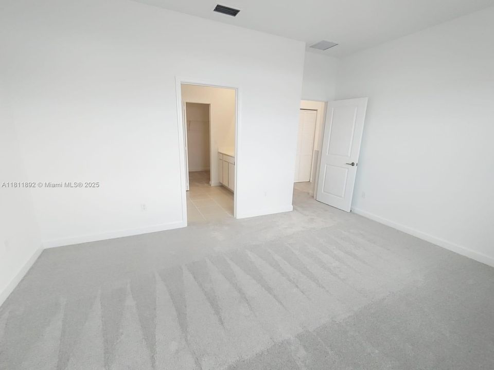 Recently Rented: $2,400 (3 beds, 2 baths, 1821 Square Feet)