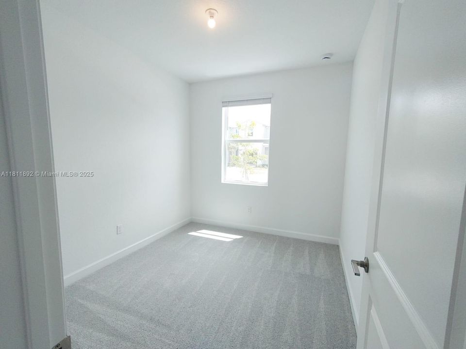 Recently Rented: $2,400 (3 beds, 2 baths, 1821 Square Feet)