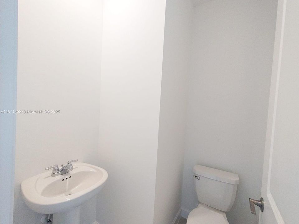 Recently Rented: $2,400 (3 beds, 2 baths, 1821 Square Feet)