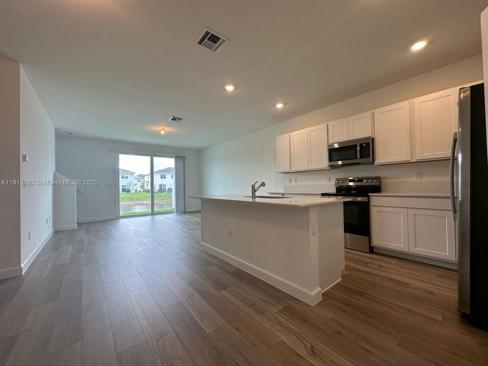 Recently Rented: $2,400 (3 beds, 2 baths, 1821 Square Feet)