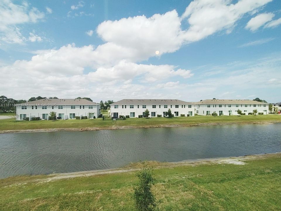 Recently Rented: $2,400 (3 beds, 2 baths, 1821 Square Feet)