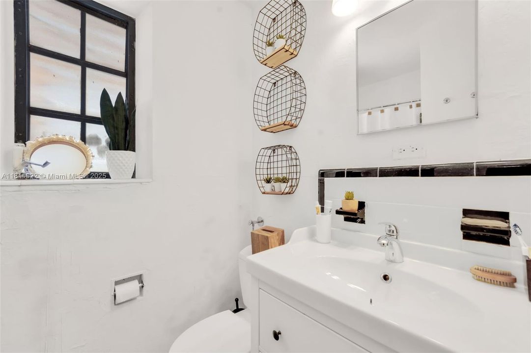 For Sale: $1,750,000 (3 beds, 2 baths, 1484 Square Feet)