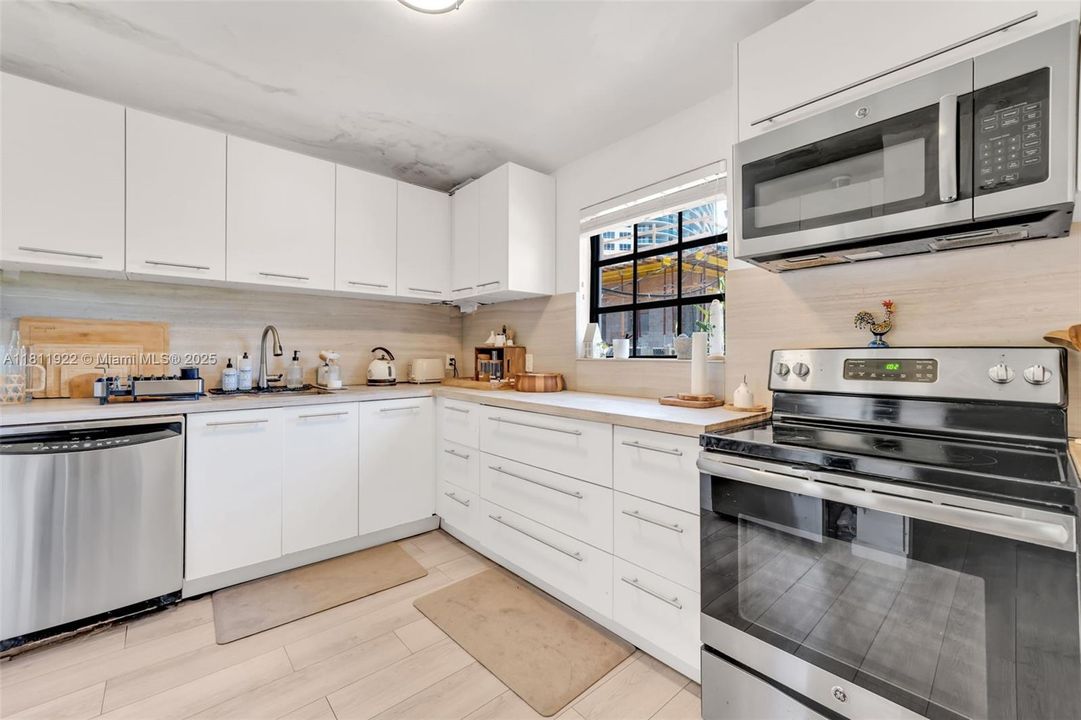 For Sale: $1,750,000 (3 beds, 2 baths, 1484 Square Feet)