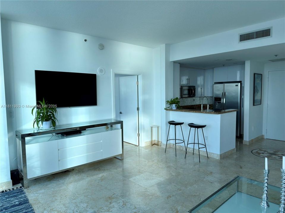 For Sale: $815,000 (1 beds, 2 baths, 819 Square Feet)