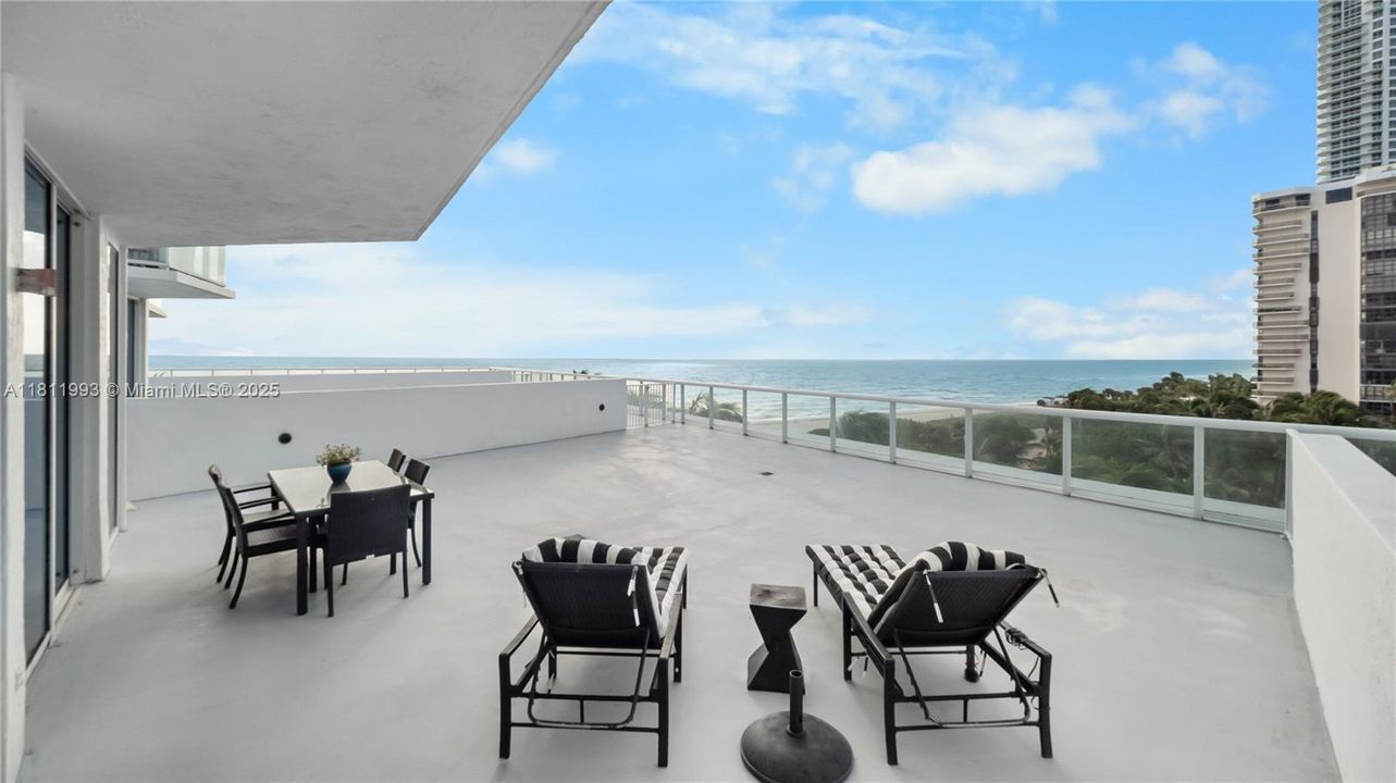 For Sale: $815,000 (1 beds, 2 baths, 819 Square Feet)