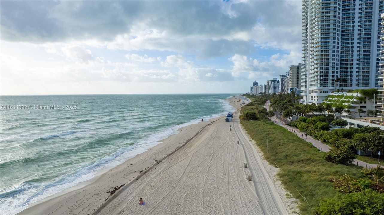 For Sale: $815,000 (1 beds, 2 baths, 819 Square Feet)