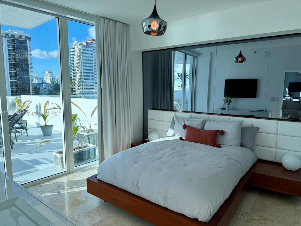 For Sale: $815,000 (1 beds, 2 baths, 819 Square Feet)