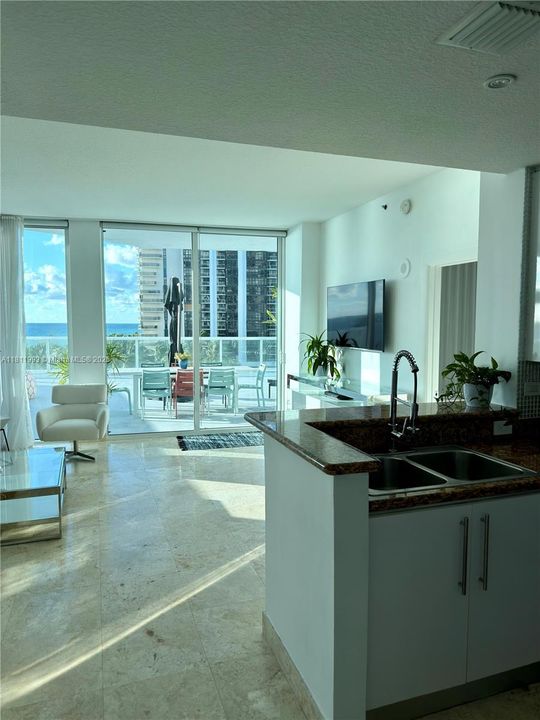 For Sale: $815,000 (1 beds, 2 baths, 819 Square Feet)