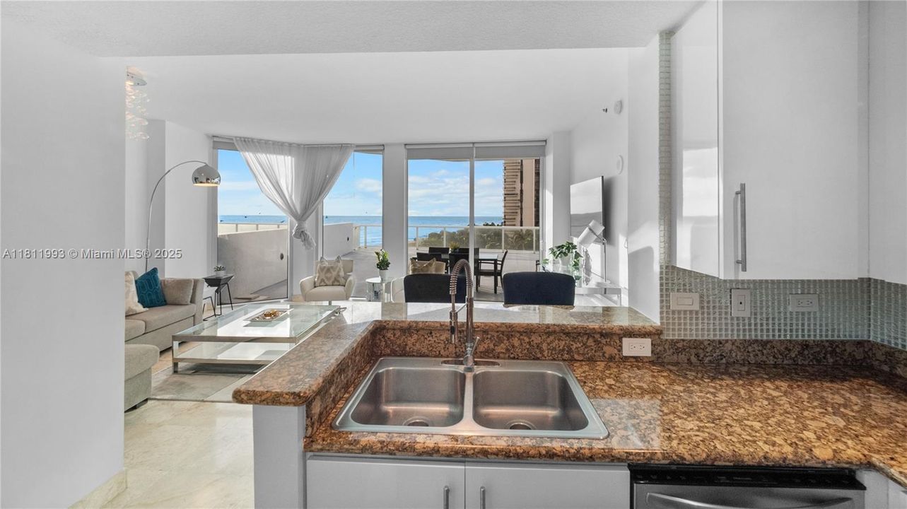 For Sale: $815,000 (1 beds, 2 baths, 819 Square Feet)