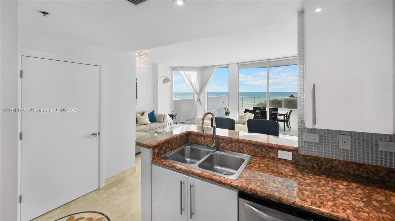 For Sale: $815,000 (1 beds, 2 baths, 819 Square Feet)