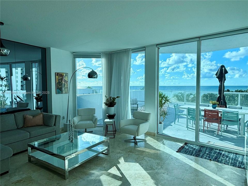 For Sale: $815,000 (1 beds, 2 baths, 819 Square Feet)