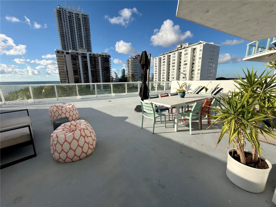 For Sale: $815,000 (1 beds, 2 baths, 819 Square Feet)