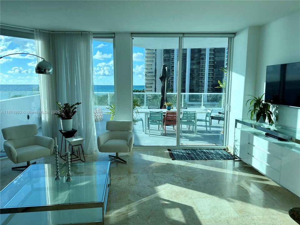 For Sale: $815,000 (1 beds, 2 baths, 819 Square Feet)