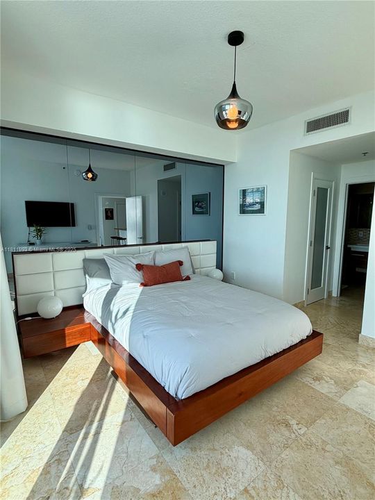 For Sale: $815,000 (1 beds, 2 baths, 819 Square Feet)