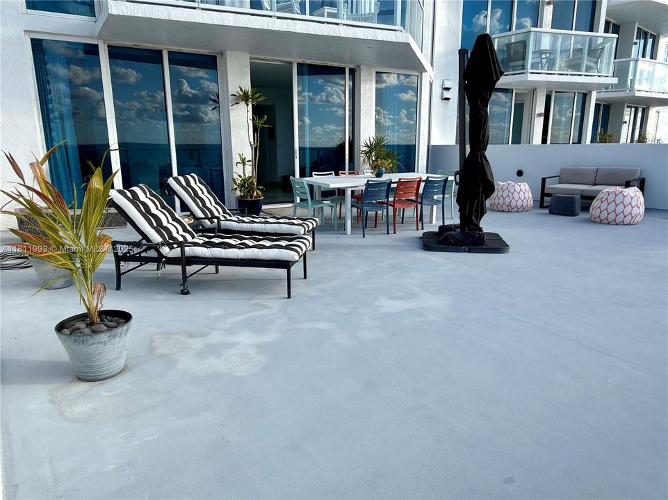 For Sale: $815,000 (1 beds, 2 baths, 819 Square Feet)