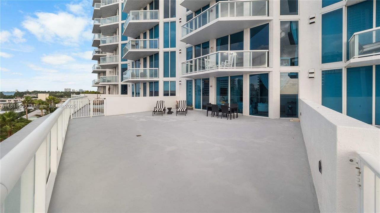 For Sale: $815,000 (1 beds, 2 baths, 819 Square Feet)