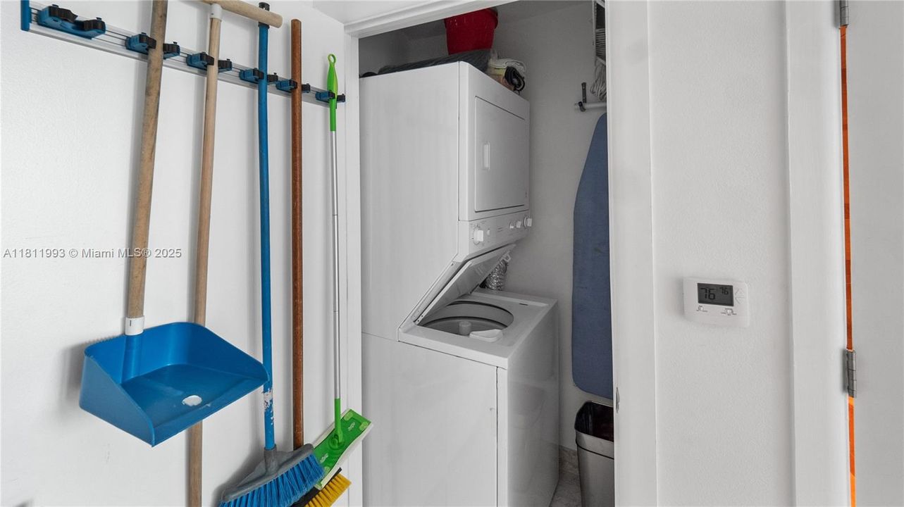 For Sale: $815,000 (1 beds, 2 baths, 819 Square Feet)