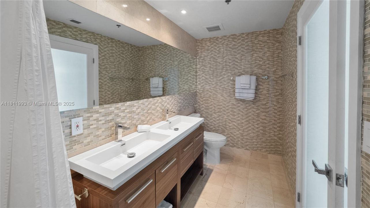 For Sale: $815,000 (1 beds, 2 baths, 819 Square Feet)