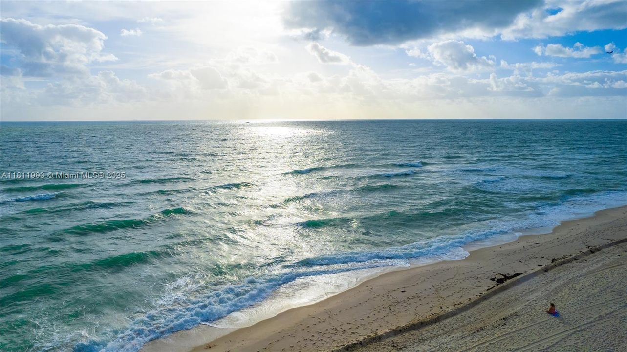 For Sale: $815,000 (1 beds, 2 baths, 819 Square Feet)