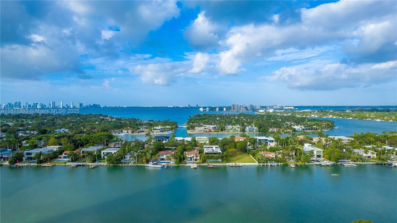 For Sale: $815,000 (1 beds, 2 baths, 819 Square Feet)