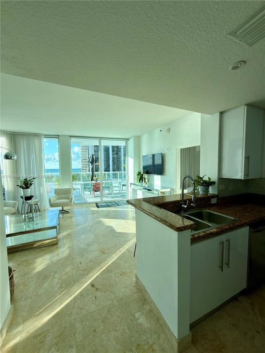 For Sale: $815,000 (1 beds, 2 baths, 819 Square Feet)