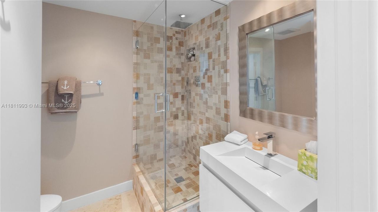 For Sale: $815,000 (1 beds, 2 baths, 819 Square Feet)