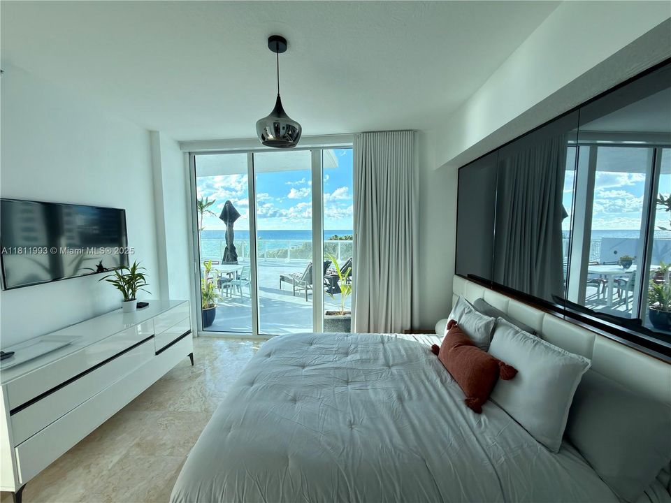 For Sale: $815,000 (1 beds, 2 baths, 819 Square Feet)