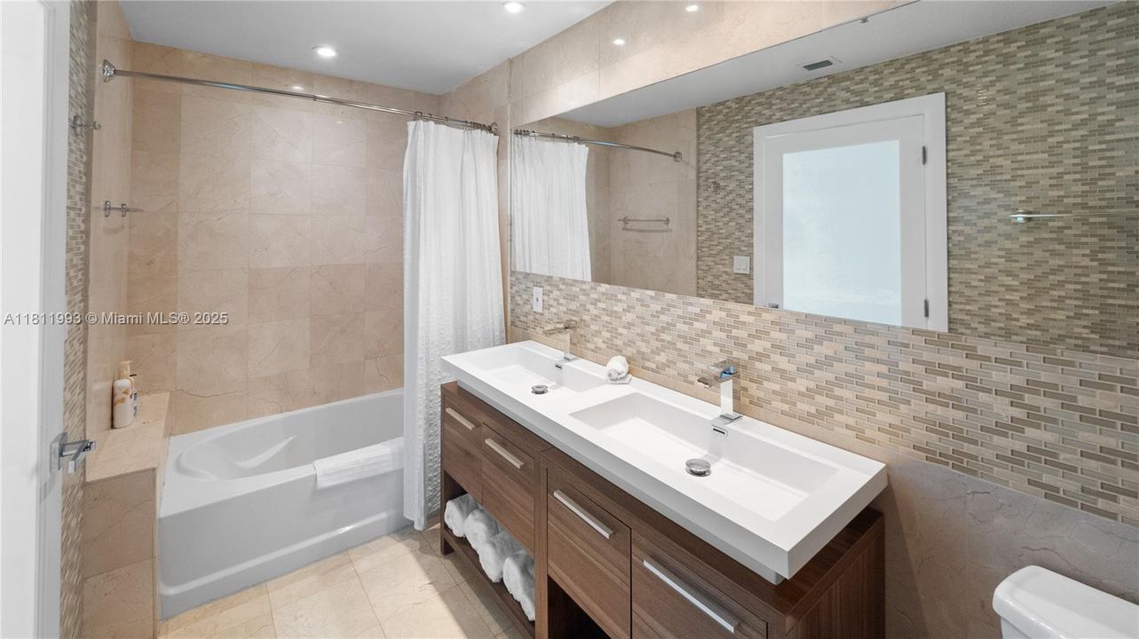 For Sale: $815,000 (1 beds, 2 baths, 819 Square Feet)