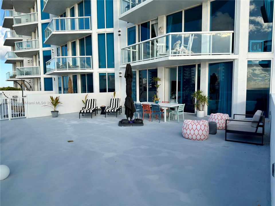 For Sale: $815,000 (1 beds, 2 baths, 819 Square Feet)