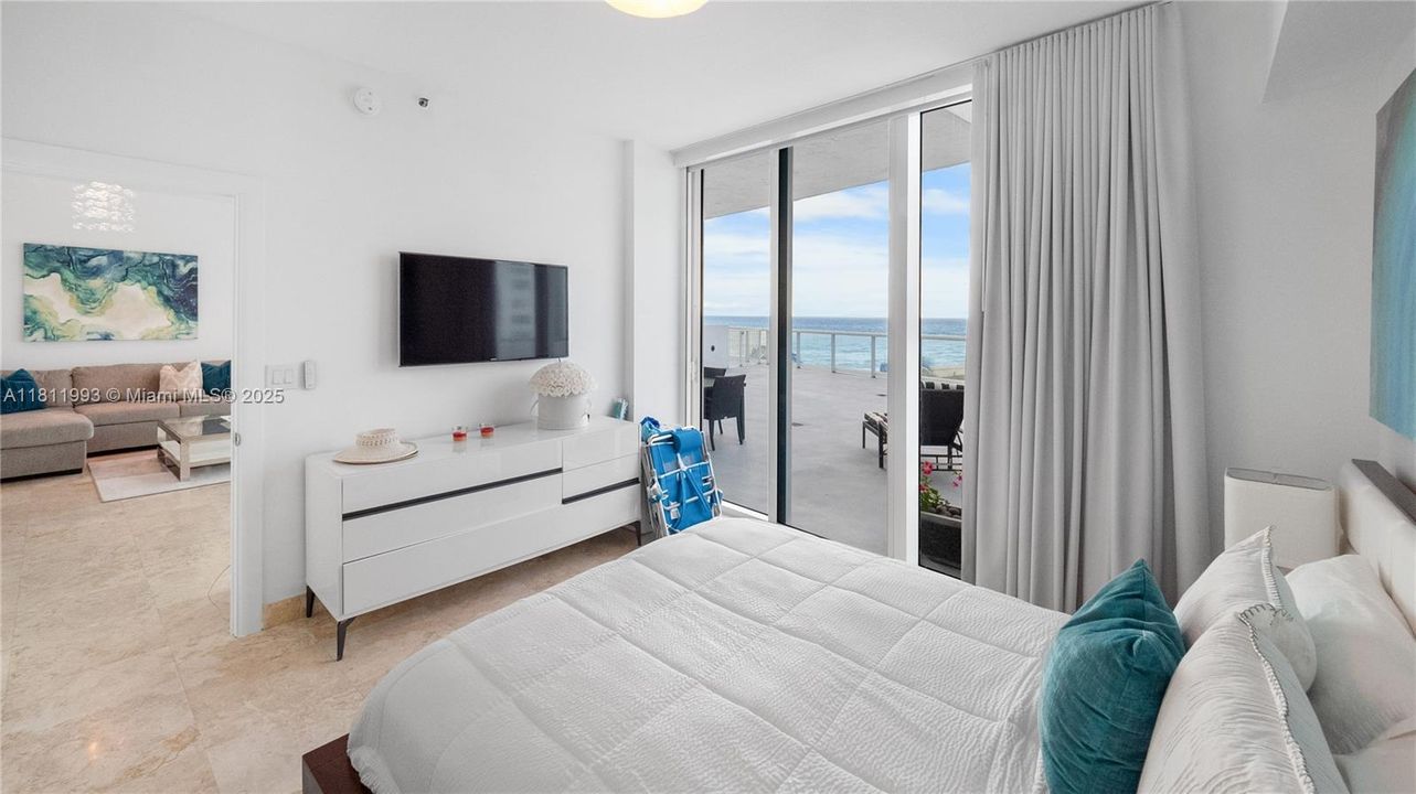 For Sale: $815,000 (1 beds, 2 baths, 819 Square Feet)