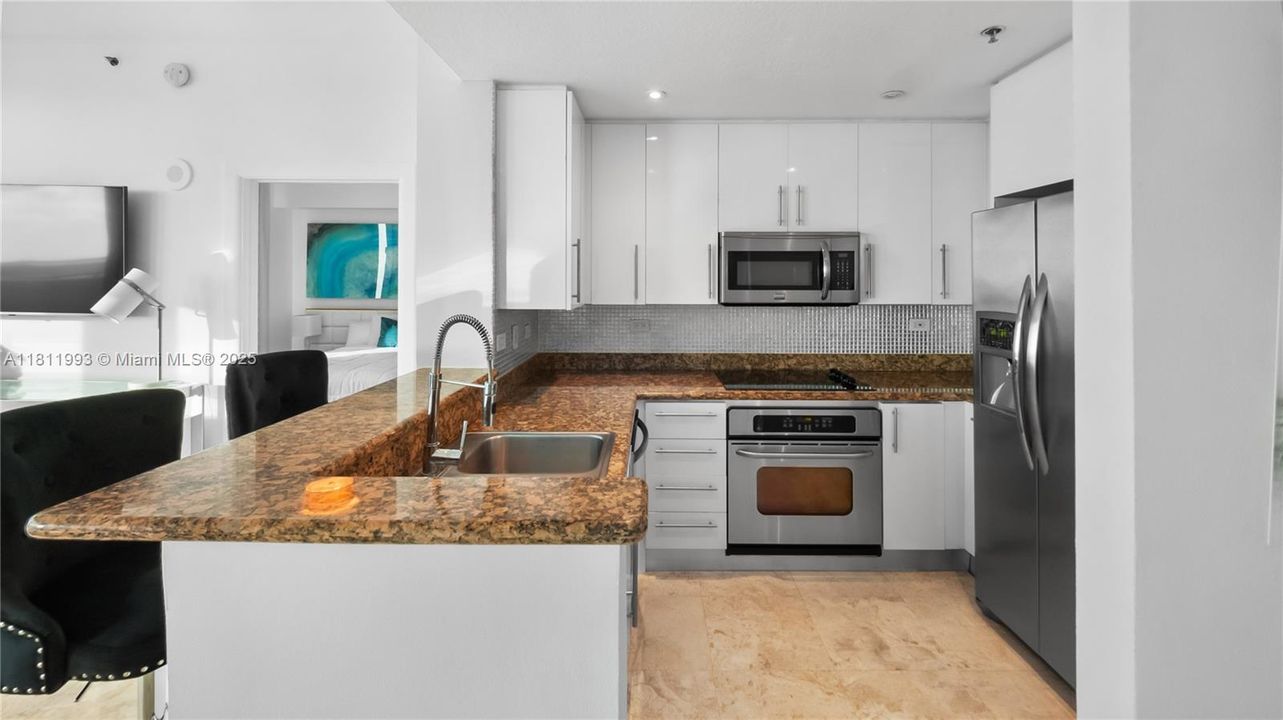 For Sale: $815,000 (1 beds, 2 baths, 819 Square Feet)