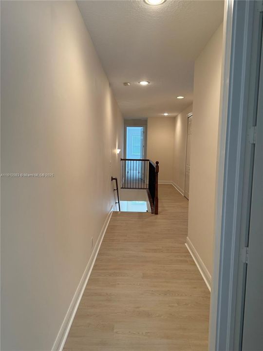 合同活跃: $4,400 (3 贝兹, 2 浴室, 3057 平方英尺)