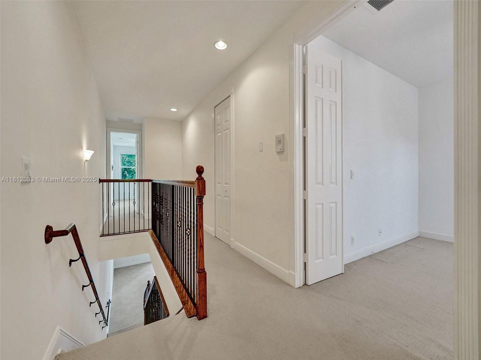 合同活跃: $4,400 (3 贝兹, 2 浴室, 3057 平方英尺)