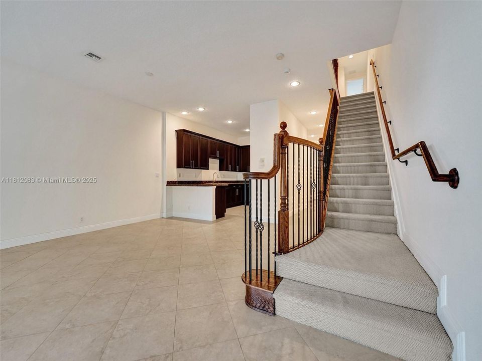 合同活跃: $4,400 (3 贝兹, 2 浴室, 3057 平方英尺)