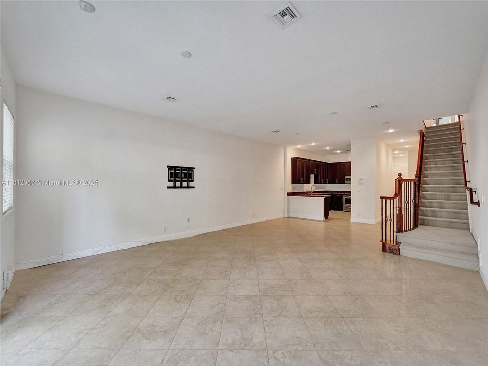 合同活跃: $4,400 (3 贝兹, 2 浴室, 3057 平方英尺)