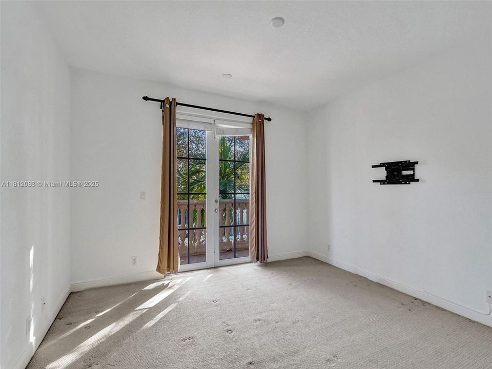 合同活跃: $4,400 (3 贝兹, 2 浴室, 3057 平方英尺)