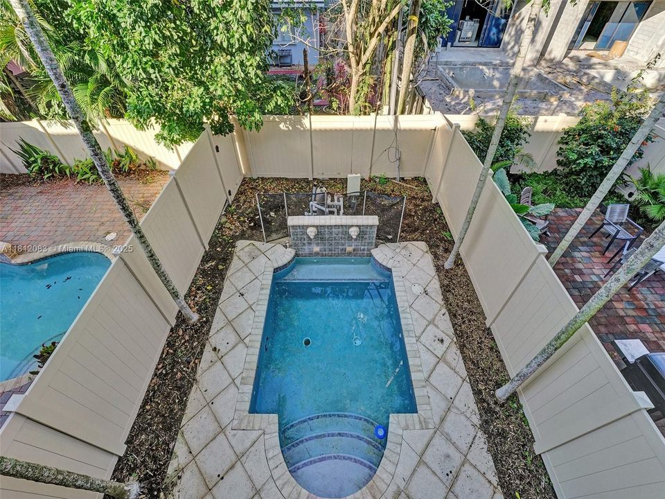 合同活跃: $4,400 (3 贝兹, 2 浴室, 3057 平方英尺)