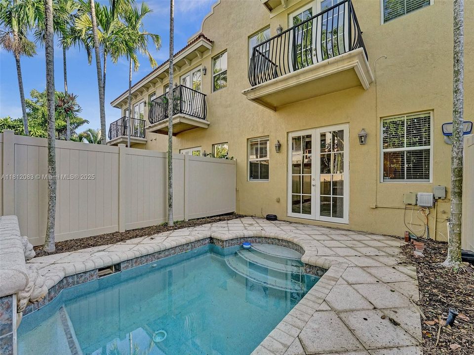 合同活跃: $4,400 (3 贝兹, 2 浴室, 3057 平方英尺)