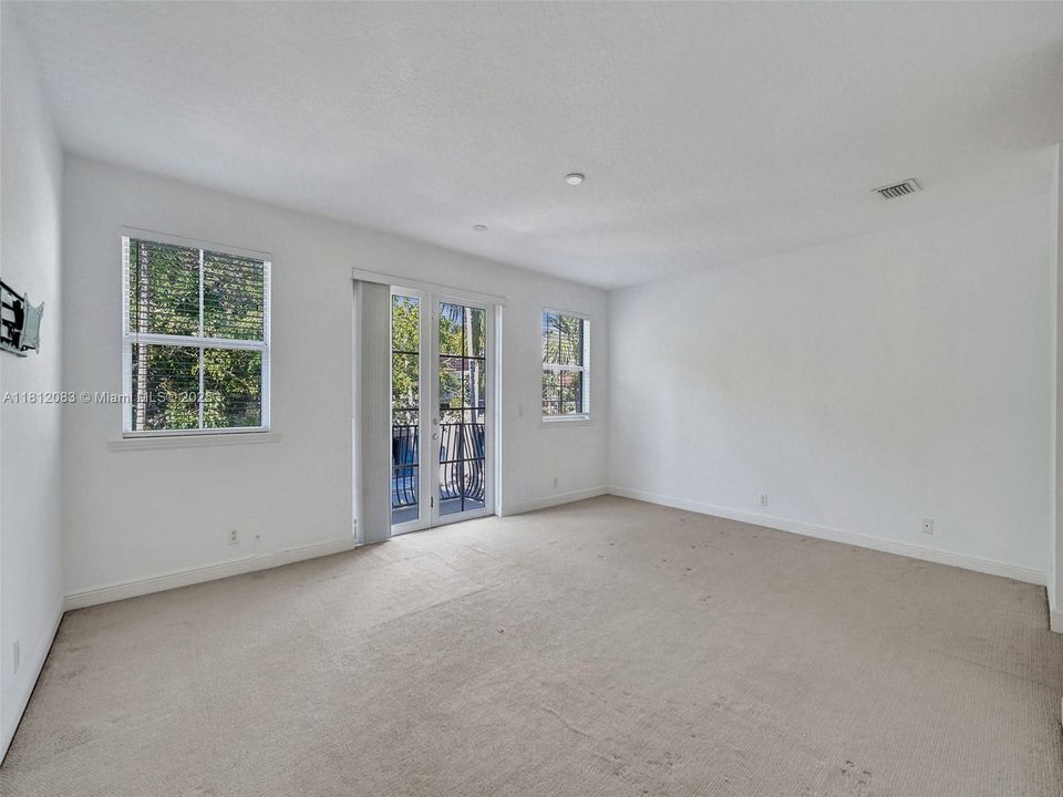 合同活跃: $4,400 (3 贝兹, 2 浴室, 3057 平方英尺)