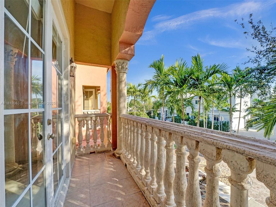 合同活跃: $4,400 (3 贝兹, 2 浴室, 3057 平方英尺)