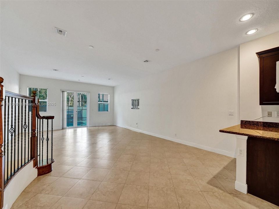 合同活跃: $4,400 (3 贝兹, 2 浴室, 3057 平方英尺)