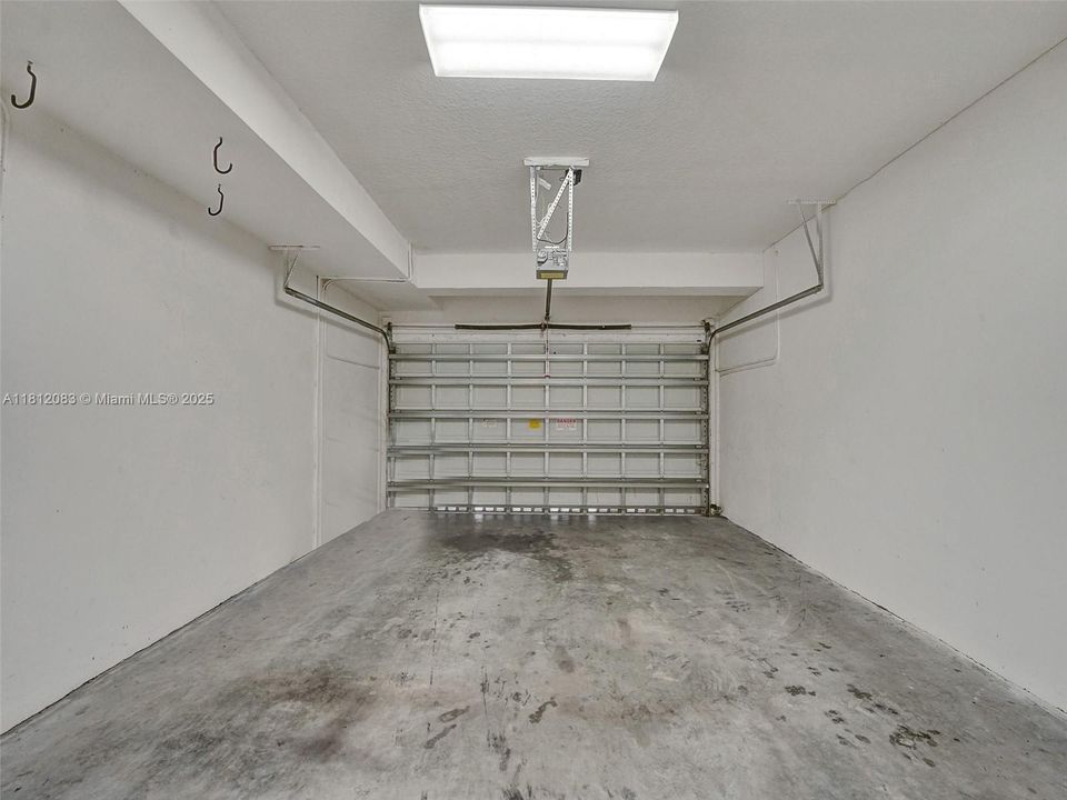 合同活跃: $4,400 (3 贝兹, 2 浴室, 3057 平方英尺)